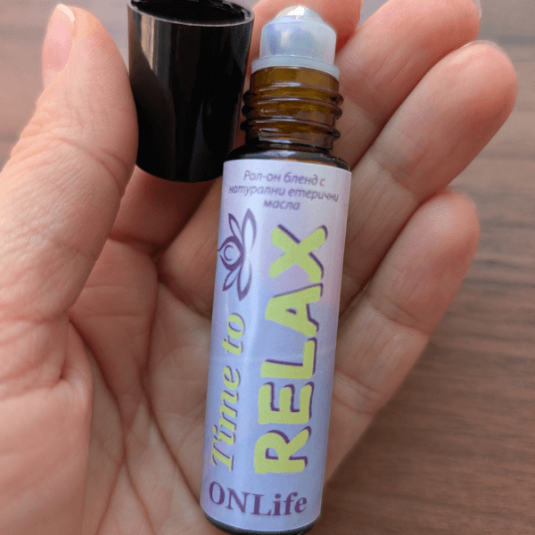 Рол-он с етерични масла в ръка